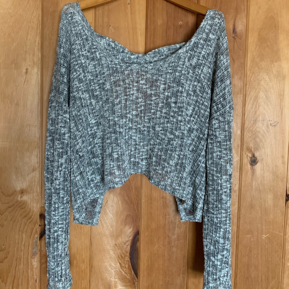 Long sleeve crop top, open back tied with bows